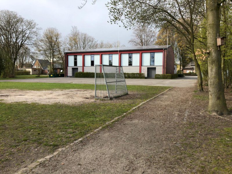 Bolzplatz hinter der Turnhalle