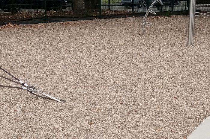 Ist Kies als Bodenbelag für den Spielplatz an der Grundschule geeignet?